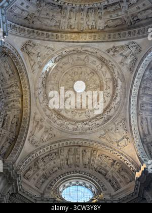 Sevilla, Spanien – 2. Oktober 2025: Innenarchitektur der Kathedrale von Sevilla Stockfoto