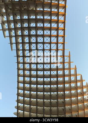 SEVILLA, SPANIEN – 2. OKTOBER 2025: Architektonische Details der Metropol Parasol-Struktur vor einem klaren Himmel. Stockfoto