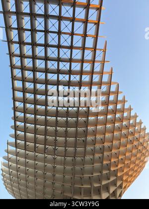 SEVILLA, SPANIEN – 2. OKTOBER 2025: Architektonische Details der Metropol Parasol-Struktur vor einem klaren Himmel. Stockfoto