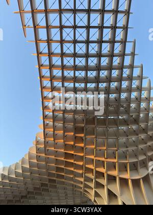 SEVILLA, SPANIEN – 2. OKTOBER 2025: Architektonische Details der Metropol Parasol-Struktur vor einem klaren Himmel. Stockfoto