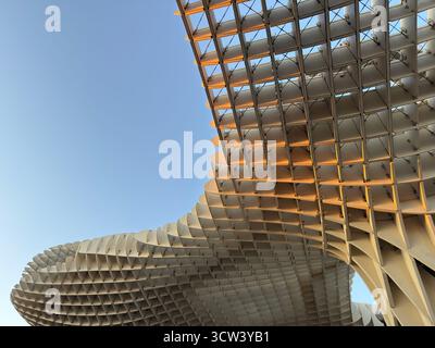 SEVILLA, SPANIEN – 2. OKTOBER 2025: Architektonische Details der Metropol Parasol-Struktur vor einem klaren Himmel. Stockfoto