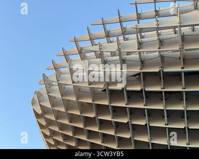 SEVILLA, SPANIEN – 2. OKTOBER 2025: Architektonische Details der Metropol Parasol-Struktur vor einem klaren Himmel. Stockfoto