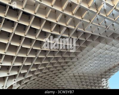 SEVILLA, SPANIEN – 2. OKTOBER 2025: Architektonische Details der Metropol Parasol-Struktur vor einem klaren Himmel. Stockfoto