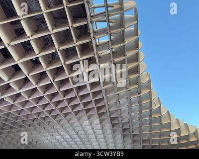 SEVILLA, SPANIEN – 2. OKTOBER 2025: Architektonische Details der Metropol Parasol-Struktur vor einem klaren Himmel. Stockfoto