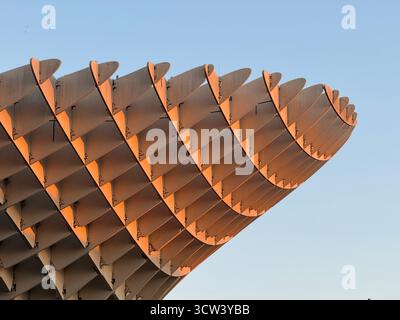 SEVILLA, SPANIEN – 2. OKTOBER 2025: Architektonische Details der Metropol Parasol-Struktur vor einem klaren Himmel. Stockfoto