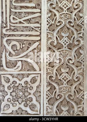 Granada, Spanien – 4. Oktober 2025: Aufwändige Stuckwandschnitzereien im Alhambra-Palast Stockfoto