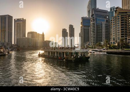 Dubai Marina bei Sonnenuntergang Stockfoto
