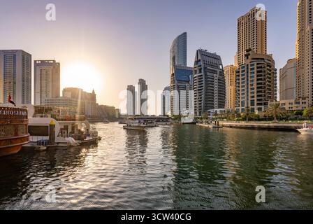 Dubai Marina bei Sonnenuntergang Stockfoto