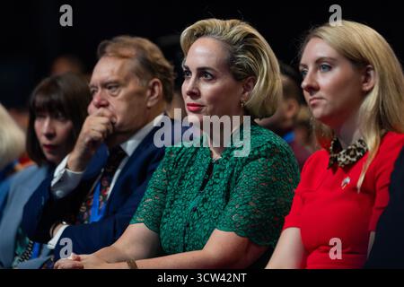 Manchester, Großbritannien. OKTOBER 2025. Michal Berkner, Ehefrau von Robert Jenrick, beobachtet ihn am dritten Tag der Konservativen Partei-Konferenz im Manchester Central Convention Center. Credit Milo Chandler/Alamy Live News Stockfoto