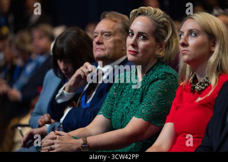 Manchester, Großbritannien. OKTOBER 2025. Michal Berkner, Ehefrau von Robert Jenrick, beobachtet ihn am dritten Tag der Konservativen Partei-Konferenz im Manchester Central Convention Center. Credit Milo Chandler/Alamy Live News Stockfoto
