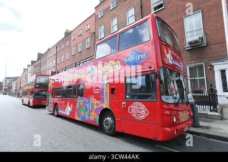 Dublin, Irland - 21. Juni 2015 - Red Dublin Reiseführer Sightseeing Busse parken am Parnell Square in Dublin City und zeigen das Straßenleben in der irischen Hauptstadt Stockfoto