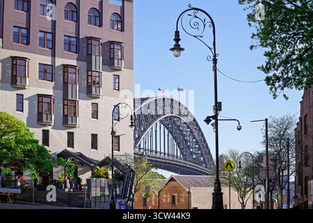 Blick auf die Sydney Harbour Bridge von den Straßen des Vorortes The Rocks, Stadtlandschaft, September 2025 Stockfoto