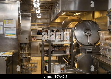 Atlantik - 1. Okt. 2025 Eine geschäftige Geschäftsküche mit Edelstahlflächen und industrieller Kochausrüstung, einschließlich einem großen neigbaren Topf A Stockfoto