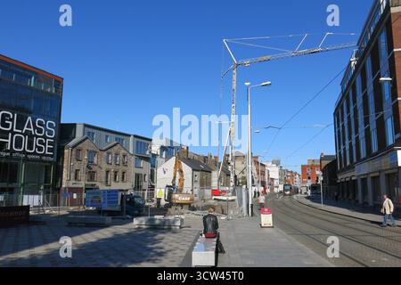 Dublin, Irland - 30. Juni 2015 - Eine Baustelle mit Kran entlang der Luas-Straßenbahnlinie in Smithfield an einem sonnigen Nachmittag in Dublin, die das Straßenleben in der irischen Hauptstadt darstellt Stockfoto