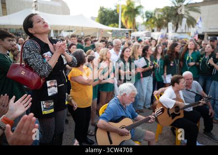 Tel Aviv, Israel. Oktober 2025. Die Israelis feierten nach der Ankündigung, dass Israel und die Hamas am 9. Oktober 2025 in Tel Aviv, Israel, einen Waffenstillstandsvertrag für Gaza vereinbart haben. Israel und die Hamas einigten sich am Donnerstag auf ein Waffenstillstandsabkommen in Gaza und boten einen vorläufigen Weg zur Beendigung des zweijährigen Konflikts an, der über 67.000 Palästinenser getötet, fast 170.000 weitere verletzt und die Enklave in Trümmern zurückgelassen hat. Quelle: Chen Junqing/Xinhua/Alamy Live News Stockfoto