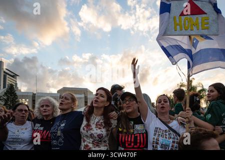 Tel Aviv, Israel. Oktober 2025. Die Israelis feiern nach der Ankündigung, dass Israel und die Hamas am 9. Oktober 2025 in Tel Aviv, Israel, eine Waffenstillstandsvereinbarung für Gaza vereinbart haben. Israel und die Hamas einigten sich am Donnerstag auf ein Waffenstillstandsabkommen in Gaza und boten einen vorläufigen Weg zur Beendigung des zweijährigen Konflikts an, der über 67.000 Palästinenser getötet, fast 170.000 weitere verletzt und die Enklave in Trümmern zurückgelassen hat. Quelle: Chen Junqing/Xinhua/Alamy Live News Stockfoto