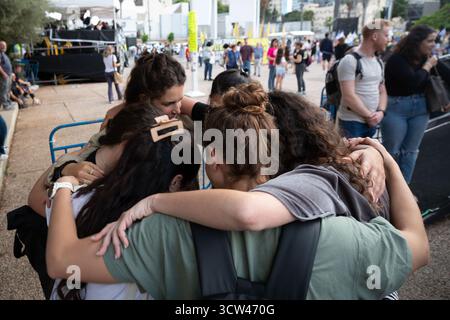 Tel Aviv, Israel. Oktober 2025. Die Israelis umarmen sich nach der Ankündigung, dass Israel und die Hamas am 9. Oktober 2025 in Tel Aviv, Israel, eine Waffenstillstandsvereinbarung für Gaza vereinbart haben. Israel und die Hamas einigten sich am Donnerstag auf ein Waffenstillstandsabkommen in Gaza und boten einen vorläufigen Weg zur Beendigung des zweijährigen Konflikts an, der über 67.000 Palästinenser getötet, fast 170.000 weitere verletzt und die Enklave in Trümmern zurückgelassen hat. Quelle: Chen Junqing/Xinhua/Alamy Live News Stockfoto