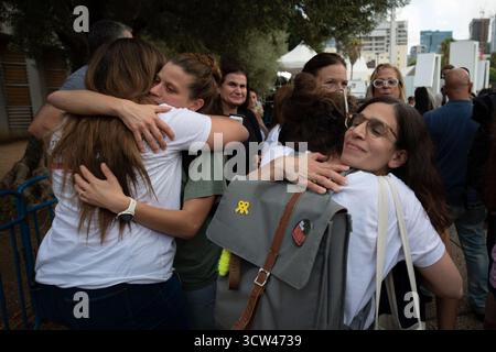 Tel Aviv, Israel. Oktober 2025. Israelische Frauen umarmen sich nach der Ankündigung, dass Israel und die Hamas am 9. Oktober 2025 in Tel Aviv, Israel, eine Waffenstillstandsvereinbarung für Gaza vereinbart haben. Israel und die Hamas einigten sich am Donnerstag auf ein Waffenstillstandsabkommen in Gaza und boten einen vorläufigen Weg zur Beendigung des zweijährigen Konflikts an, der über 67.000 Palästinenser getötet, fast 170.000 weitere verletzt und die Enklave in Trümmern zurückgelassen hat. Quelle: Chen Junqing/Xinhua/Alamy Live News Stockfoto