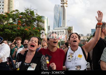 Tel Aviv, Israel. Oktober 2025. Die Israelis feierten nach der Ankündigung, dass Israel und die Hamas am 9. Oktober 2025 in Tel Aviv, Israel, einen Waffenstillstandsvertrag für Gaza vereinbart haben. Israel und die Hamas einigten sich am Donnerstag auf ein Waffenstillstandsabkommen in Gaza und boten einen vorläufigen Weg zur Beendigung des zweijährigen Konflikts an, der über 67.000 Palästinenser getötet, fast 170.000 weitere verletzt und die Enklave in Trümmern zurückgelassen hat. Quelle: Chen Junqing/Xinhua/Alamy Live News Stockfoto