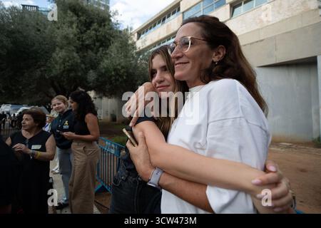 Tel Aviv, Israel. Oktober 2025. Zwei israelische Frauen umarmen sich, nachdem am 9. Oktober 2025 bekannt gegeben wurde, dass Israel und die Hamas in Tel Aviv, Israel, eine Waffenstillstandsvereinbarung für Gaza vereinbart haben. Israel und die Hamas einigten sich am Donnerstag auf ein Waffenstillstandsabkommen in Gaza und boten einen vorläufigen Weg zur Beendigung des zweijährigen Konflikts an, der über 67.000 Palästinenser getötet, fast 170.000 weitere verletzt und die Enklave in Trümmern zurückgelassen hat. Quelle: Chen Junqing/Xinhua/Alamy Live News Stockfoto