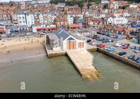 Luftaufnahme der RNLI Scarborough Lifeboat Station, neben dem Scarborough Harbour, North Yorkshire, Großbritannien. Stockfoto