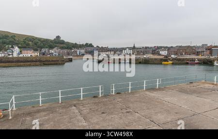 Boote im äußeren Stonehaven - Cowie Harbour, Aberdeenshire, Schottland Stockfoto