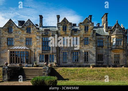 Das viktorianische Scotney Castle Herrenhaus und die Gärten an einem sonnigen Tag, Kent, Großbritannien Stockfoto
