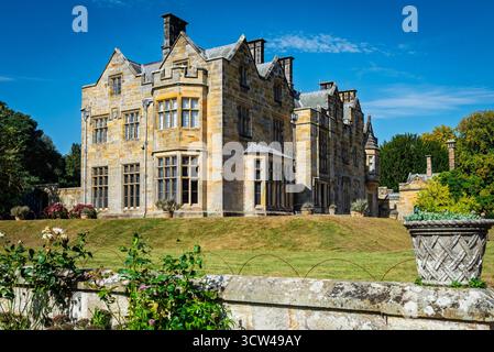 Das viktorianische Scotney Castle Herrenhaus und die Gärten an einem sonnigen Tag, Kent, Großbritannien Stockfoto