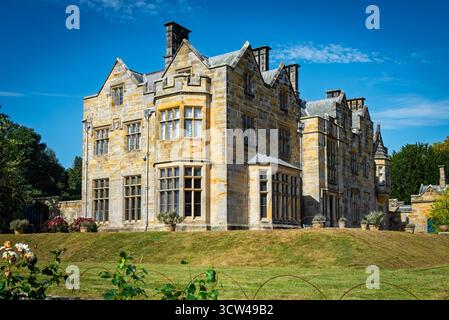 Das viktorianische Scotney Castle Herrenhaus und die Gärten an einem sonnigen Tag, Kent, Großbritannien Stockfoto