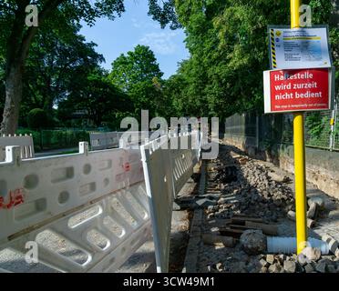 Eine Bushaltestelle in Wannsee, Berlin, die während der Straßenbauarbeiten an einem sonnigen Sommertag vorübergehend außer Betrieb ist. Stockfoto