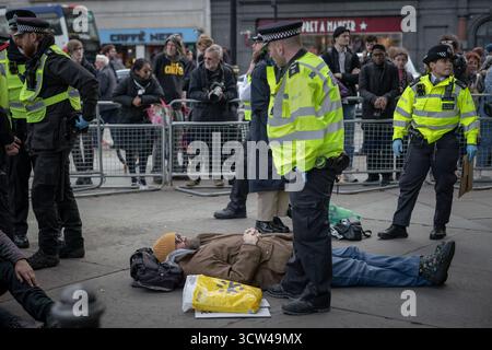 Die Demonstranten bereiten sich darauf vor, auf dem Trafalgar Square verhaftet zu werden, während Hunderte sich zu anhaltenden Protesten gegen die „Palästinensische Aktion“ versammeln, seit die Gruppe verboten wurde Stockfoto