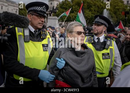 Die Demonstranten bereiten sich darauf vor, auf dem Trafalgar Square verhaftet zu werden, während Hunderte sich zu anhaltenden Protesten gegen die „Palästinensische Aktion“ versammeln, seit die Gruppe verboten wurde Stockfoto