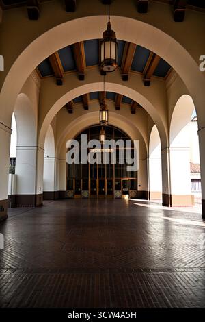 LOS ANGELES, KALIFORNIEN - 07. OCT 2025: Eintritt zum Ticket Concourse an der Union Station in der Innenstadt von Los Angeles. Stockfoto