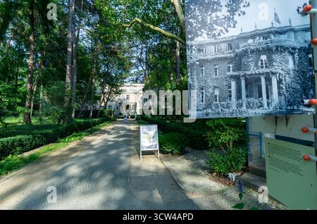 Historische Fotoausstellung und Eingangsweg am Denkmal Haus der Wannsee-Konferenz in Berlin Wannsee Stockfoto