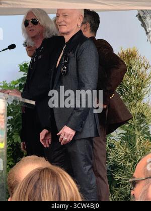 DEF Leppard tritt auf der Bühne auf (Joe Elliott und Phil Collen im Bild) während der Hollywood Walk of Fame-Star-Zeremonie der Band am 9. Oktober 2025 in der Vine Street vor dem Capitol Records Gebäude in Los Angeles, Kalifornien. Stockfoto