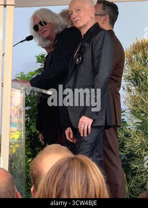 DEF Leppard tritt auf der Bühne auf (Joe Elliott und Phil Collen im Bild) während der Hollywood Walk of Fame-Star-Zeremonie der Band am 9. Oktober 2025 in der Vine Street vor dem Capitol Records Gebäude in Los Angeles, Kalifornien. Stockfoto