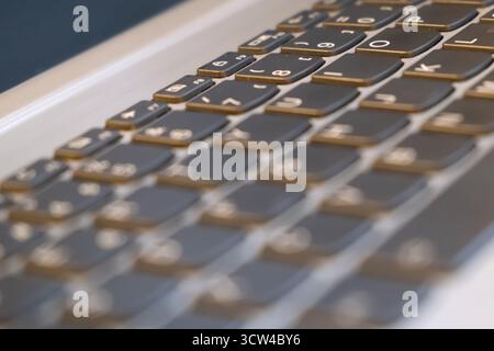 Diagonale Nahaufnahme einer Laptop-Tastatur mit scharfen Tasten und Unschärfeeffekt Stockfoto