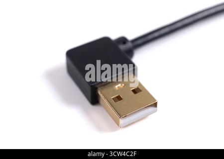 USB-Kabelstecker isoliert auf weißem Hintergrund. Schwarzer Computer-USB-Anschluss, Nahaufnahme, Makro Stockfoto