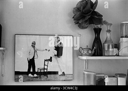 Patrick Procktors Wohnung in der Manchester Street. Ein Foto an der Wand in der Küche von David Hockney und Patrick Procktor. Marylebone, London, England 1969 1960er Jahre UK HOMER SYKS Stockfoto