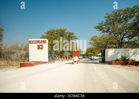 Eintritt zum Halali-Rastlager im Etosha-Nationalpark, Namibia - 20. August 2025: Umgeben von offener Savanne und ikonischer afrikanischer Landschaft. Stockfoto