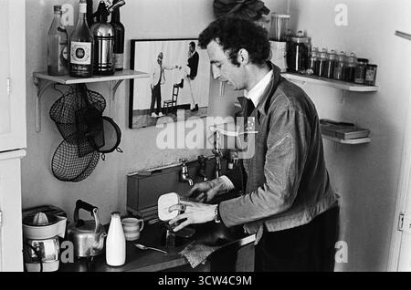 Patrick Procktor in der Küche seiner Wohnung in der Manchester Street. Das Foto an der Wand ist von David Hockney und Patrick Procktor. Marylebone, London, England, 1969 1960er Jahre Großbritannien HOMER SYKES Stockfoto