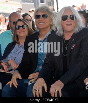 Los Angeles, Usa. Oktober 2025. Joe Elliott (R), Dorothea Hurley (L) und Jon Bon Jovi nehmen am Donnerstag, den 9. Oktober 2025, an einer Enthüllungszeremonie teil, bei der die Band mit dem 2.825. Star auf dem Hollywood Walk of Fame in Los Angeles geehrt wird. Foto: Jim Ruymen/UPI Credit: UPI/Alamy Live News Stockfoto