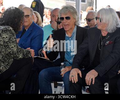 Los Angeles, Usa. Oktober 2025. Joe Elliott (R) und Jon Bon Jovi, Mitglied der englischen Rockband DEF Leppard, nehmen am Donnerstag, den 9. Oktober 2025, an einer Enthüllungszeremonie teil, bei der die Band mit dem 2.825. Star auf dem Hollywood Walk of Fame in Los Angeles geehrt wird. Foto: Jim Ruymen/UPI Credit: UPI/Alamy Live News Stockfoto