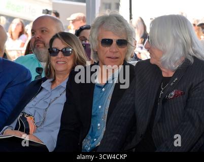 Los Angeles, Usa. Oktober 2025. Joe Elliott (R), Dorothea Hurley (L) und Jon Bon Jovi nehmen am Donnerstag, den 9. Oktober 2025, an einer Enthüllungszeremonie teil, bei der die Band mit dem 2.825. Star auf dem Hollywood Walk of Fame in Los Angeles geehrt wird. Foto: Jim Ruymen/UPI Credit: UPI/Alamy Live News Stockfoto
