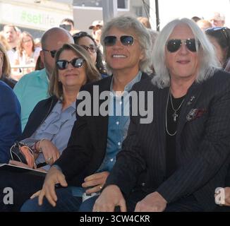 Los Angeles, Usa. Oktober 2025. Joe Elliott (R), Dorothea Hurley (L) und Jon Bon Jovi nehmen am Donnerstag, den 9. Oktober 2025, an einer Enthüllungszeremonie teil, bei der die Band mit dem 2.825. Star auf dem Hollywood Walk of Fame in Los Angeles geehrt wird. Foto: Jim Ruymen/UPI Credit: UPI/Alamy Live News Stockfoto