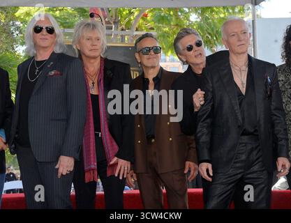 Los Angeles, Usa. Oktober 2025. Joe Elliott, Rick Savage Vivian Campbell, Rick Allen und Phil Collen (L-R) posieren während einer Enthüllungszeremonie, die sie am Donnerstag, den 9. Oktober 2025, mit dem 2.825. Stern auf dem Hollywood Walk of Fame in Los Angeles ehrt. Foto: Jim Ruymen/UPI Credit: UPI/Alamy Live News Stockfoto