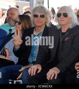 Los Angeles, Usa. Oktober 2025. Joe Elliott (R), Dorothea Hurley (L) und Jon Bon Jovi nehmen am Donnerstag, den 9. Oktober 2025, an einer Enthüllungszeremonie teil, bei der die Band mit dem 2.825. Star auf dem Hollywood Walk of Fame in Los Angeles geehrt wird. Foto: Jim Ruymen/UPI Credit: UPI/Alamy Live News Stockfoto