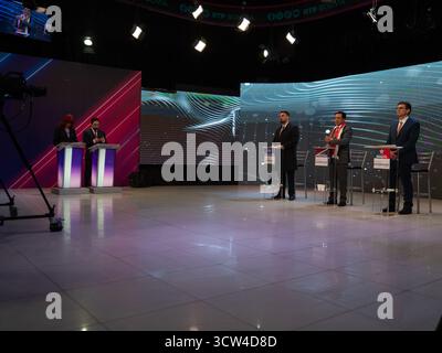 Die bolivianischen Präsidentschaftskandidaten nehmen an der zweiten Debatte im bolivianischen El Alto vor der ersten Wahlrunde teil. Stockfoto