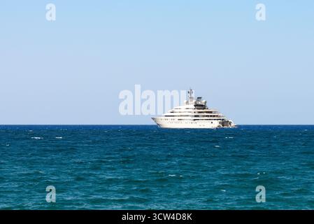 Heraklion, Kreta, Griechenland, 20. August. 2025. Einzigartige Mega-Yacht-Oper im Besitz von Scheich Abdullah bin Zayed Al Nahyan, königliche Familie Abu Dhabi, vor Anker Stockfoto