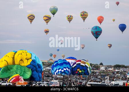 Albuquerque, USA. Oktober 2025 das Special Shapes Rodeo findet beim 53. Albuquerque Balloon Festival in Albuquerque, USA statt. Quelle: Mark Passmore/ Alamy Live News Stockfoto